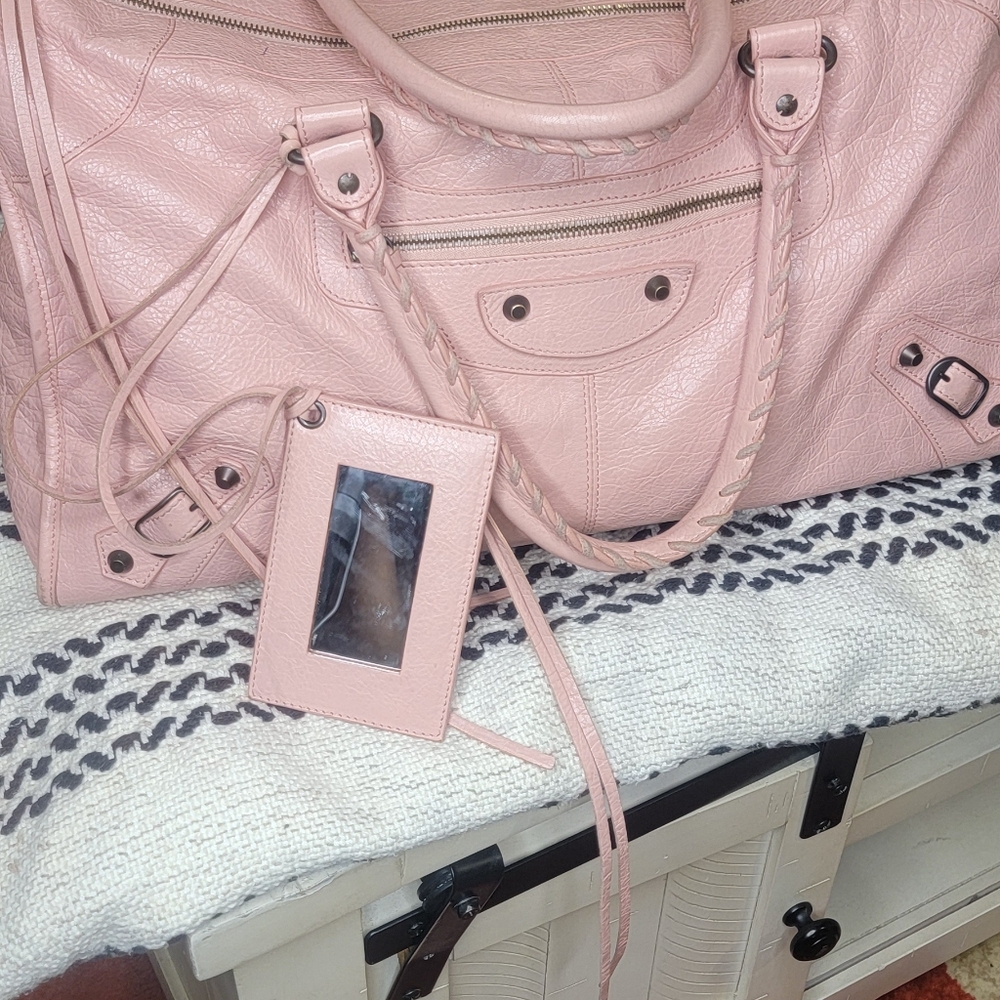 Selling a pre-owned authentic Balenciaga handbag in a very good condition